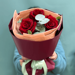 Букет из 3 роз и эвкалипта