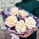 Букет из кружевных роз с эвкалиптом