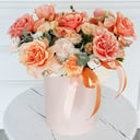 Шляпная коробка с цветами «Танец нежности» из гвоздик и роз