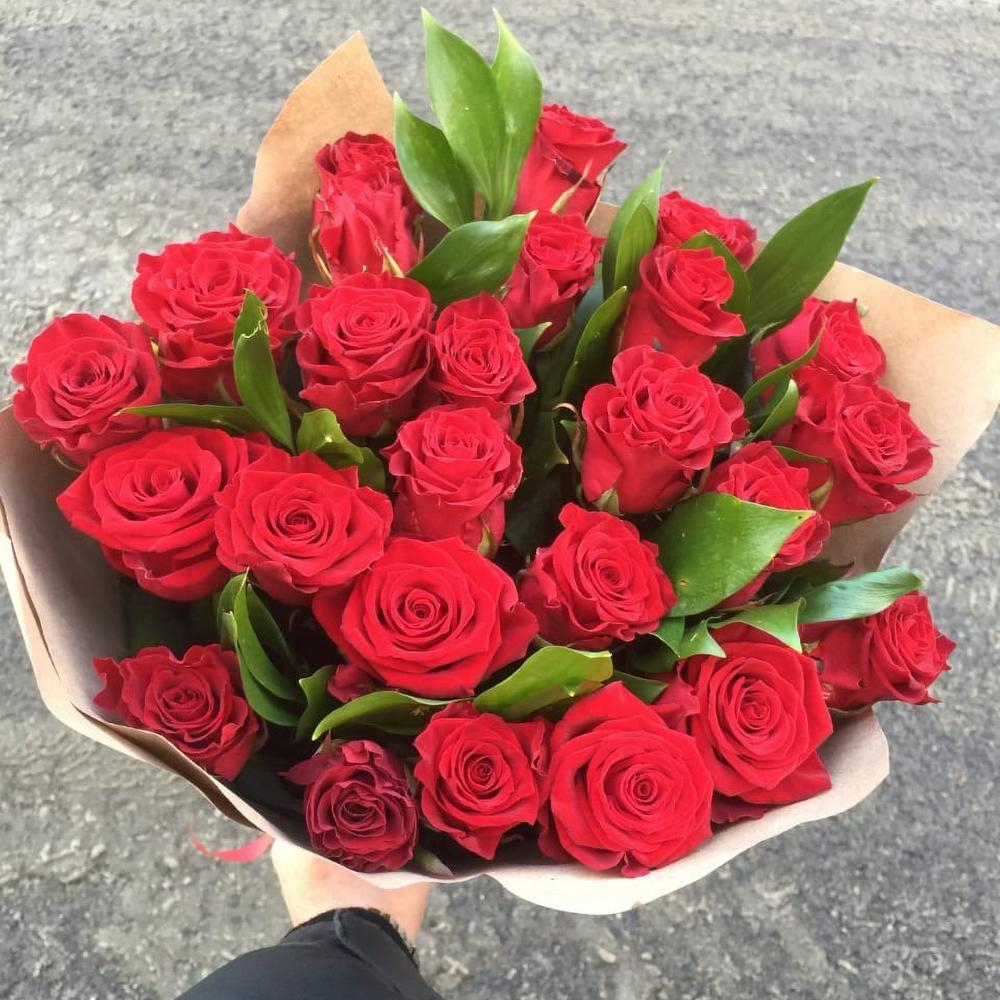 Букет из 31 Красной Розы с Зеленью