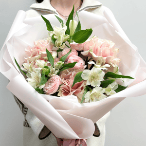 Букет из альстромерии и кустовой розы