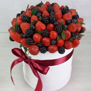 Коробочка с клубникой, голубикой и ежеви