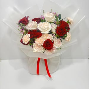 Букет «Классический роман» из роз и гвоздик