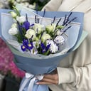 красивый букет из роз и эустом