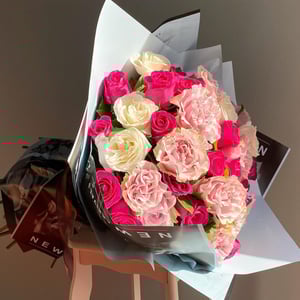 Букет из розочек разного сорта и диантус