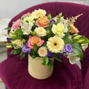 Шляпная коробка с цветами «Композиция с розами, диантусами, лизиант»