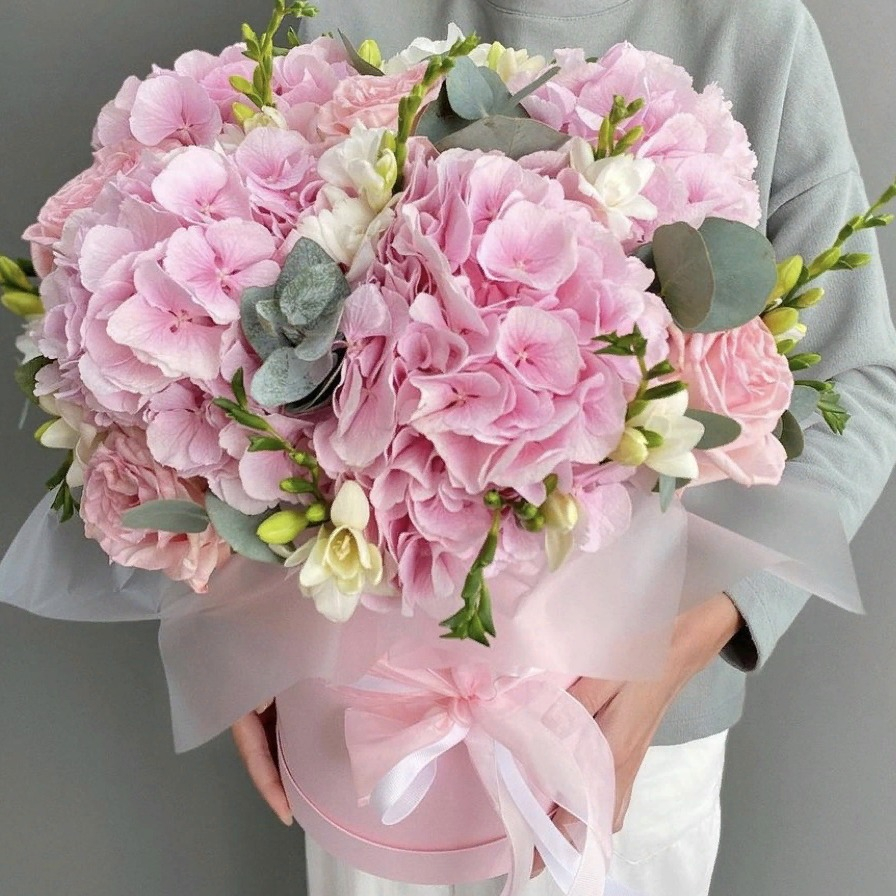 Шляпная коробка с цветами «Пышный бал» из фрезии и гортензий