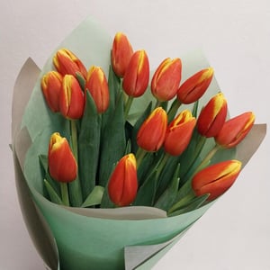 Букет «15 красно-жёлтых тюльпанов»