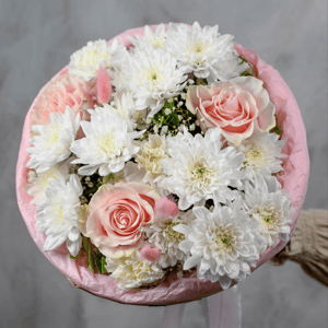 Нежный букет s из роз и хризантем