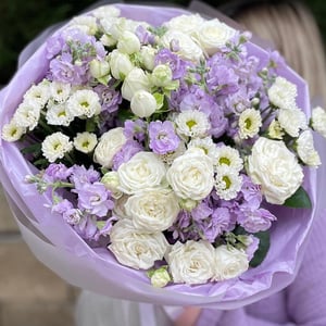 Букет "Космик" из роз "бомбастик" и маттиол