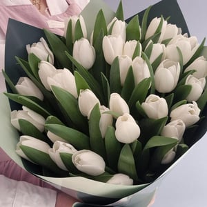Эффектный букет из сортовых тюльпанов