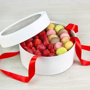 Клубника с макарунами