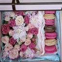 Подарочный набор «Вкусняшка» из роз и хризантем