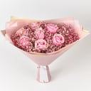 Букет розовых гипсофил и роз небольшой