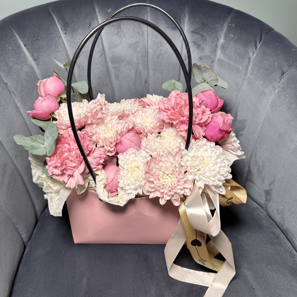 Коробка с цветами «Сумочка нежных цветочков для мамы» из гвоздик и роз