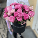 Шляпная коробка с цветами «Цветы в коробке» из роз и гипсофил