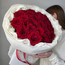 Букет алых роз